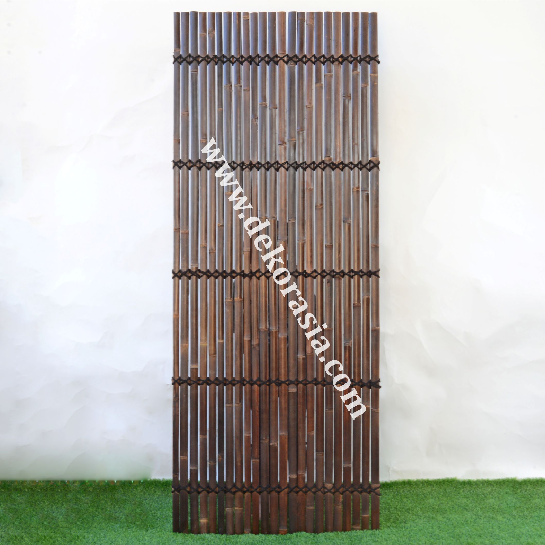 Black Bamboo Fence With 5 Back Slats And Cream Rope - Bamboo Screen